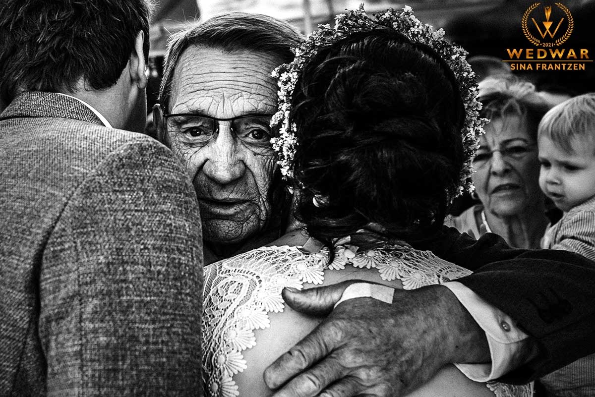 Emotionale Gratulation eines Brautpaares durch den Großvater. . Gewinnerbild Wedwar Awards C14 als Hochzeitsfotografin Remscheid