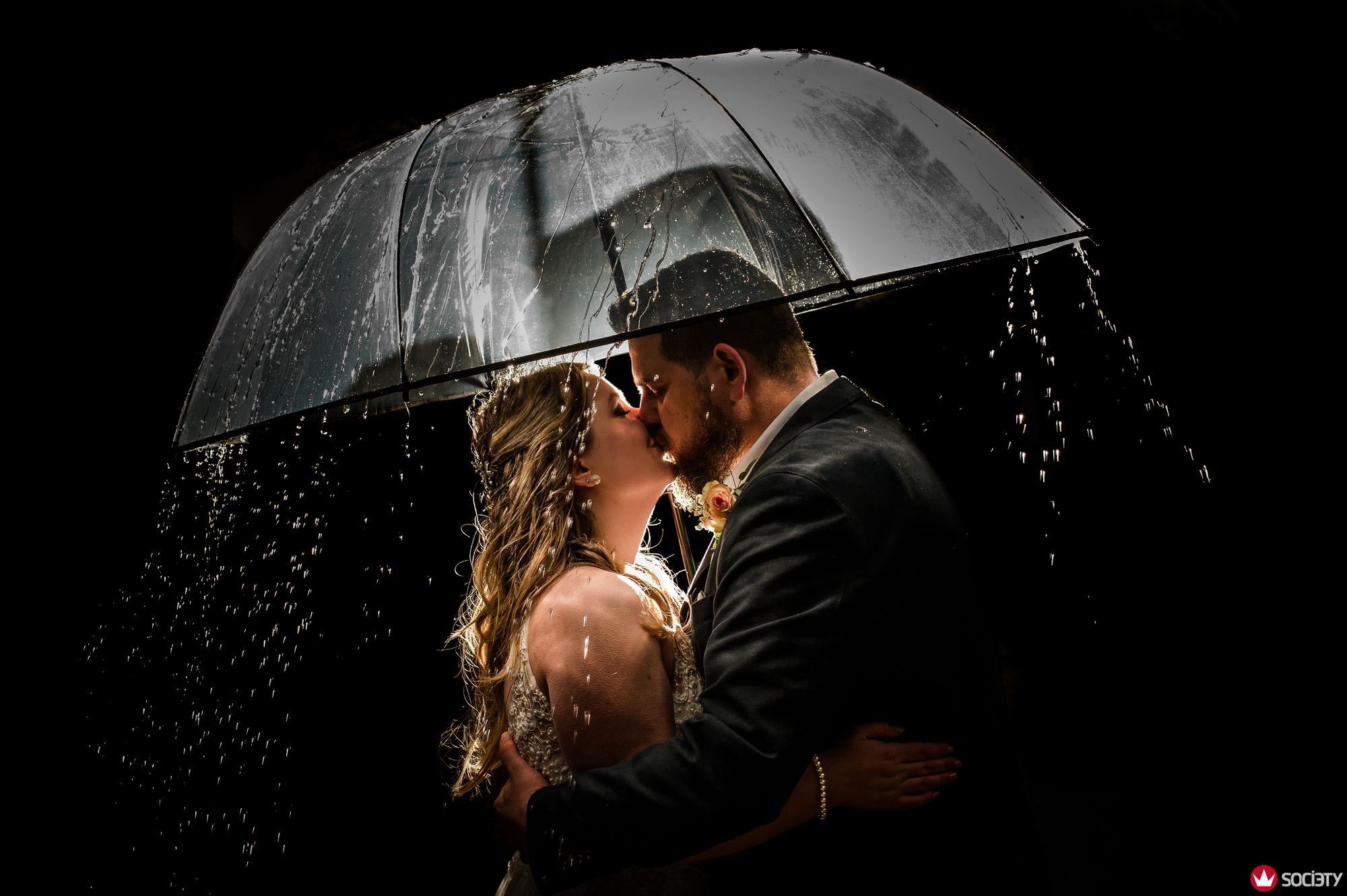 Küssendes Hochzeitspaar unterm Regenschirm. Gewinnerbild Wedding Photographers Society Awards -Hochzeitsfotografin Remscheid bildsprache Sina Frantzen