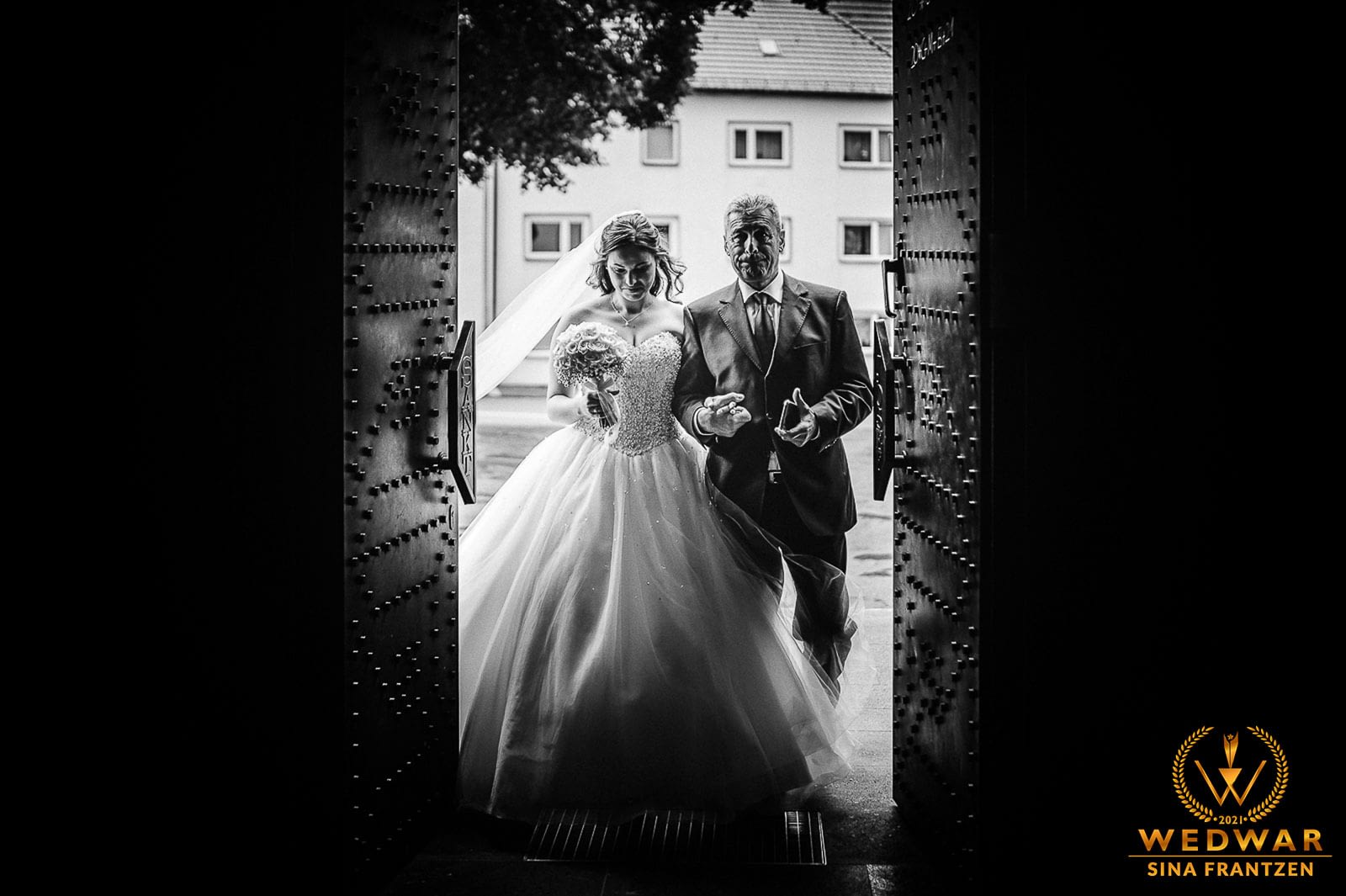 Einzug der Braut im Prinzessinnenkleid mit ihrem Vater in de Kirche - Gewinnerbild Wedwar WAC-18