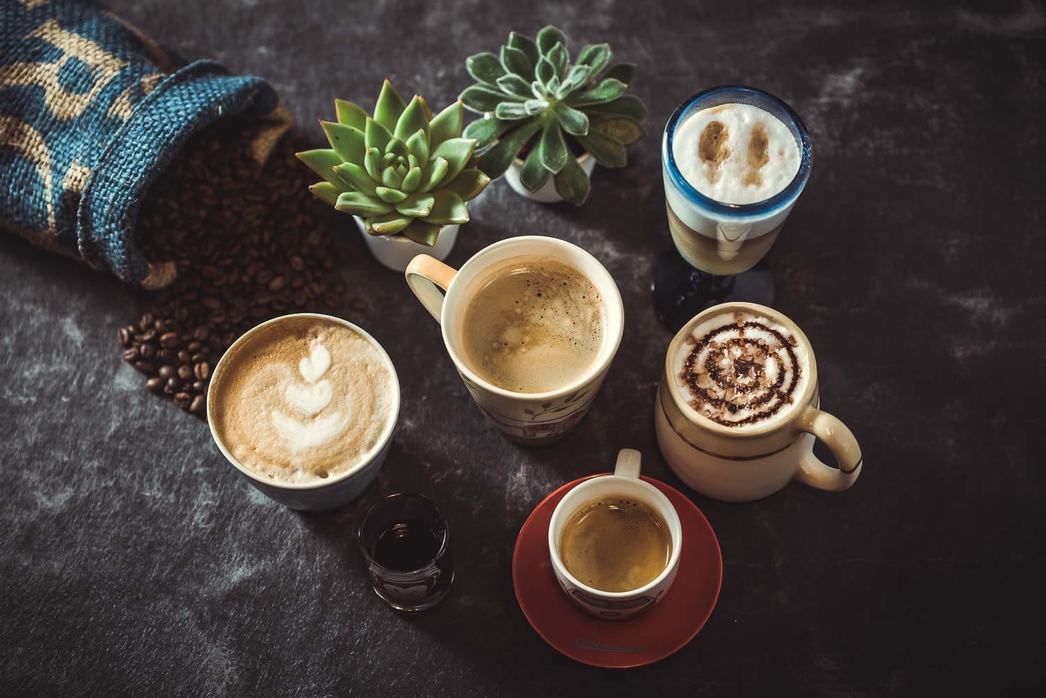 Emotionale Produktfotografie mit verschiedenen Kaffeespezialitäten für Social Media Content während eines Shootings für Bilder Internetauftritt Remscheid
