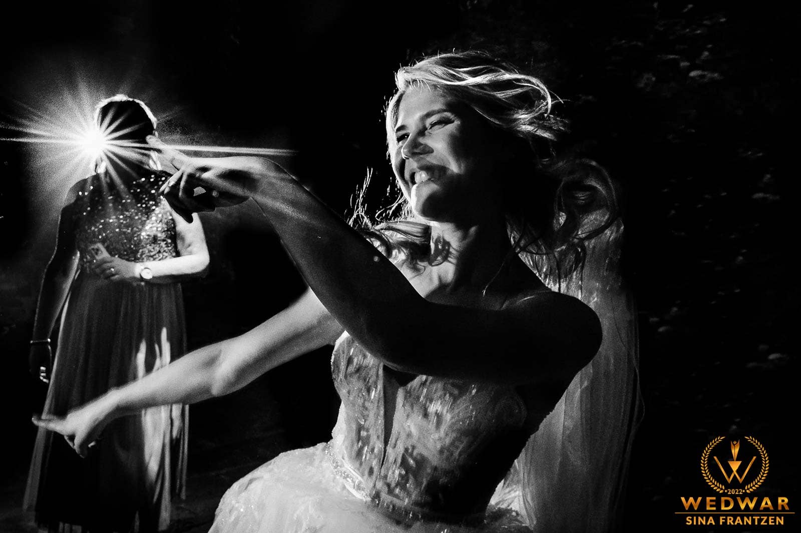 Braut tanzt auf ihrer Hochzeit. Gewinnerbild Wedwar Awards C31. Hochzeitsfotografin Remscheid Sina Frantzen bildsprache