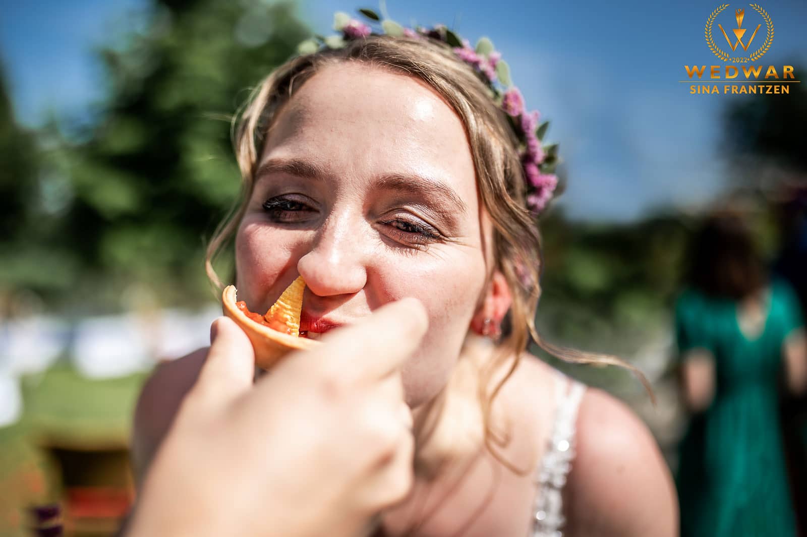 Braut wird mit Fingerfood gefüttert bei ihrer Hochzeit im Eierkaal in Remscheid. Gewinnerbild Wedwar Awards. Hochzeitsfotograf Remscheid bildsprache Sina Frantzen