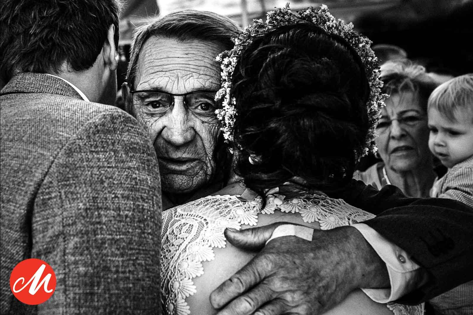 Großvater ist emotional bei der Gratulation des Brautpaares. Gewinnerbild Master of German Photography. Hochzeitsfotograf Remscheid Sina Frantzen