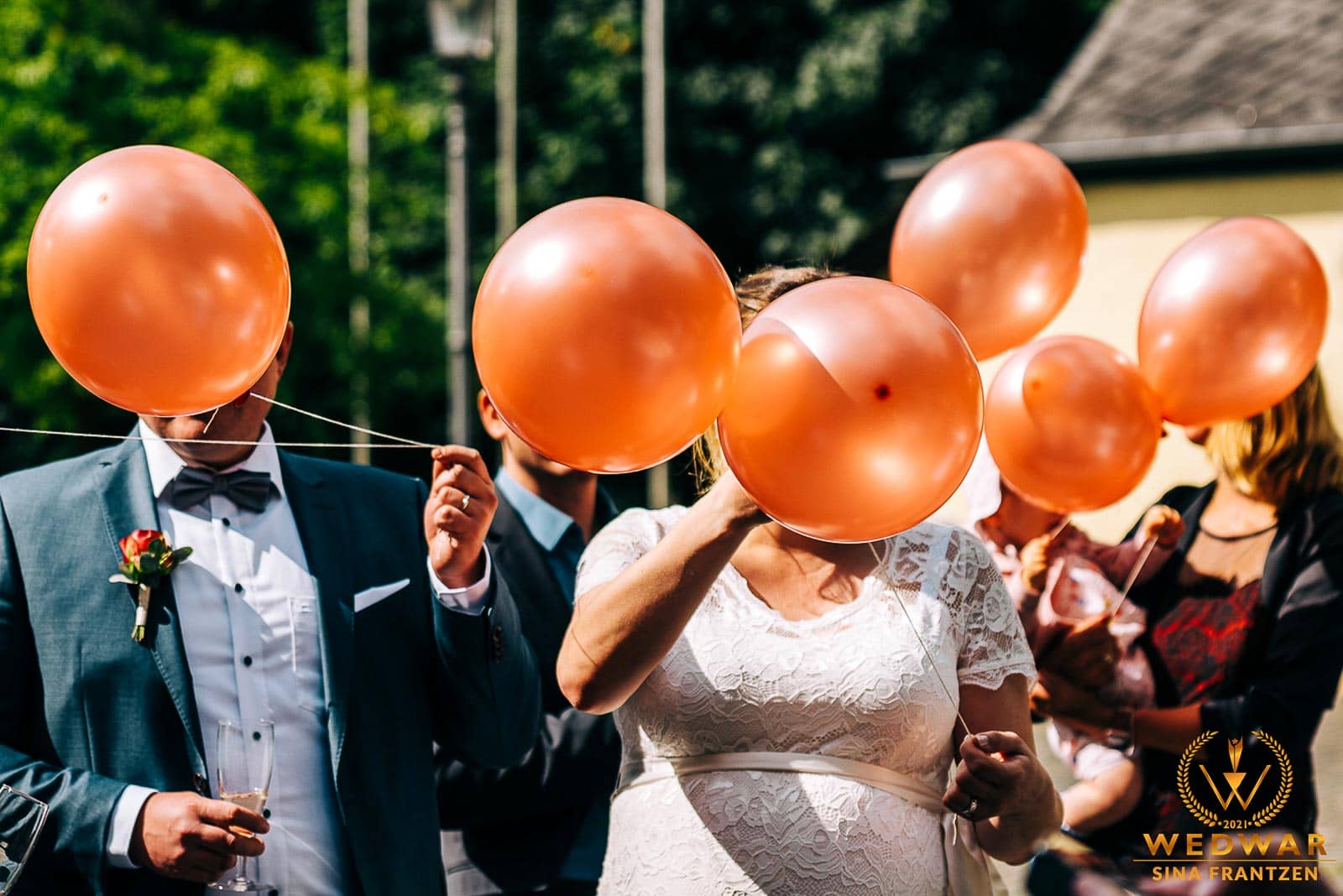 Ballons vor den Gesichtern einer Hochzeitsgesellschaft - Gewinnerbild Wedwar WAC-18