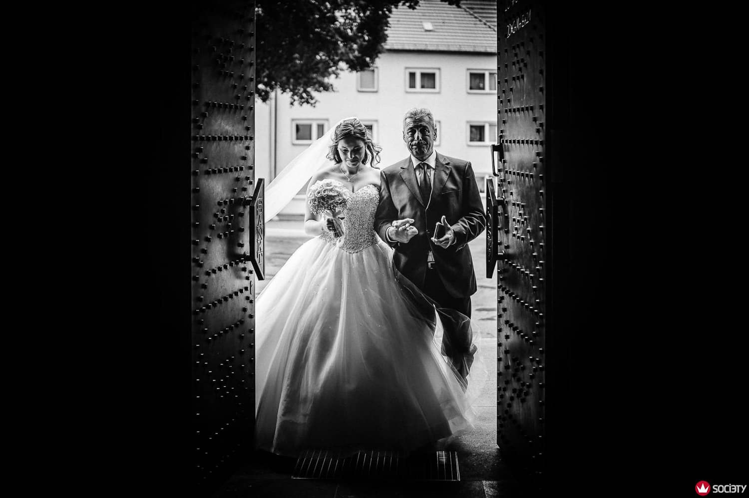 Einzug der Braut im Prinzessinnenkleid mit ihrem Vater in de Kirche - Gewinnerbild Wedding Photographer Society