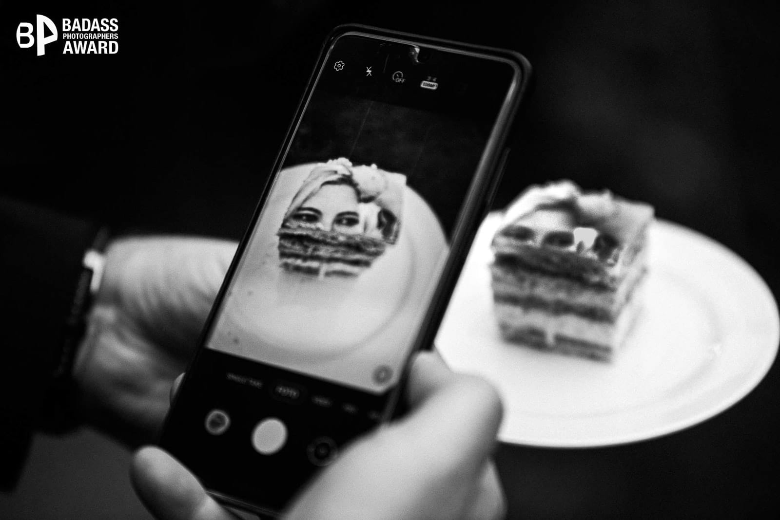 Gast fotografiert mit seinem Handy die Fototorte auf einer Hochzeit. Gewinnerbild Badass Photographer Awards Collection 6 Hochzeitsfotografin Remscheid Sina Frantzen bildsprache