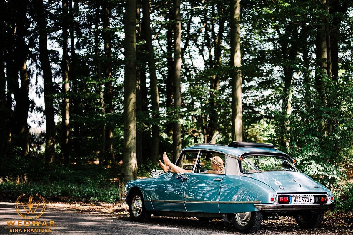 Trauzeugin relaxt im Auto während des Brautpaarshootings. Gewinnerbild Wedwar Awards C12 als Hochzeitsfotografin Remscheid.