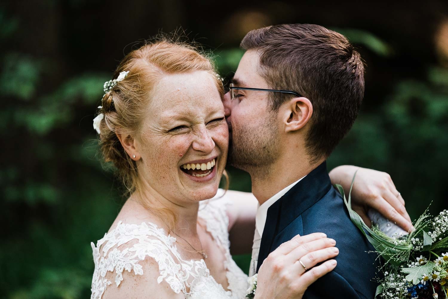 Brautpaar lacht beim Portraitshooting als Hochzeitsfotograf in Wermelskirchen