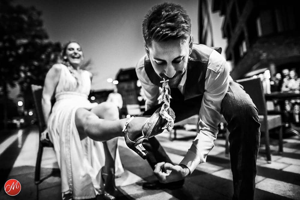 Bräutigam zieht seiner Braut das Strumpfband mit den Zähnen runter. Gewinnerbild Master of Wedding Photography