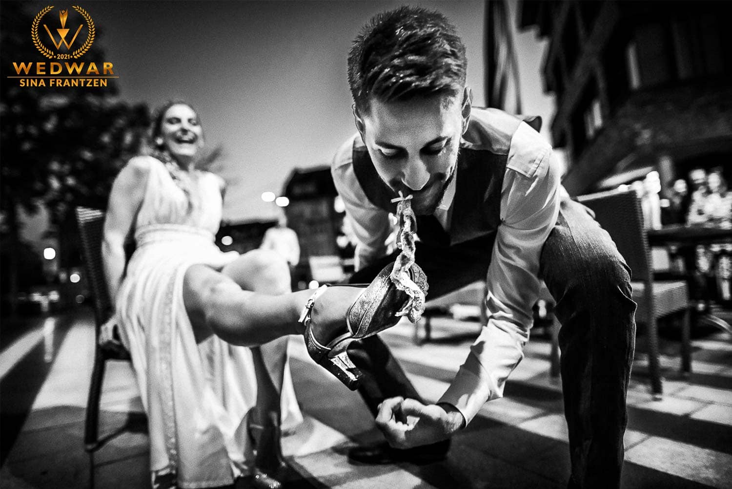 Bräutigam ergattert mit den Zähnen das Strumpfband seiner Braut - Gewinnerbild Wedwar Award - Hochzeitsfotografin Sina Frantzen bildsprache Remscheid
