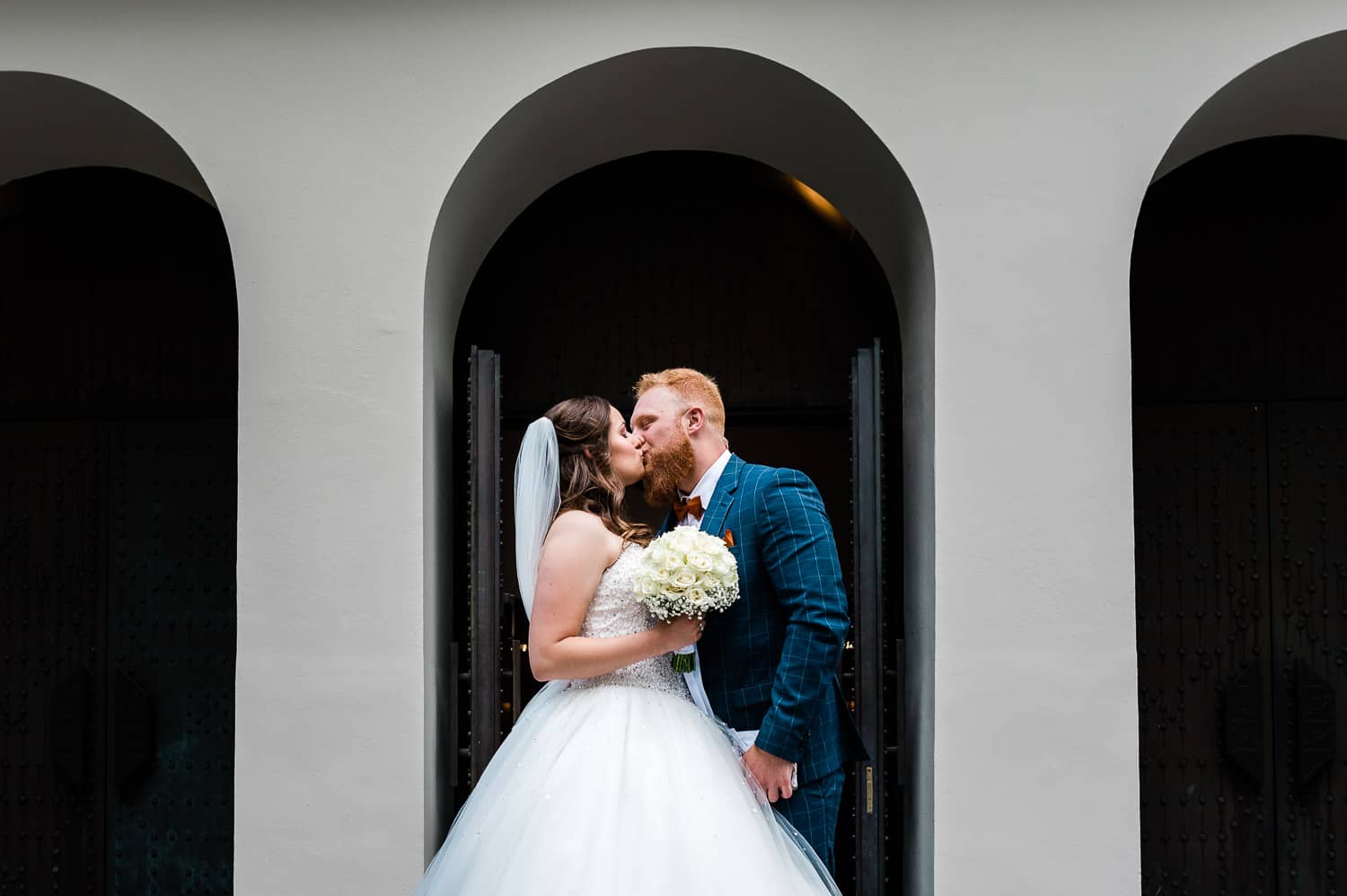 Erster Kuss nach der Kirchlichen Trauung vor der St. Josefs Kirche in Remscheid auf dem Weg zur Hochzeit ins Schützenhaus Remscheid