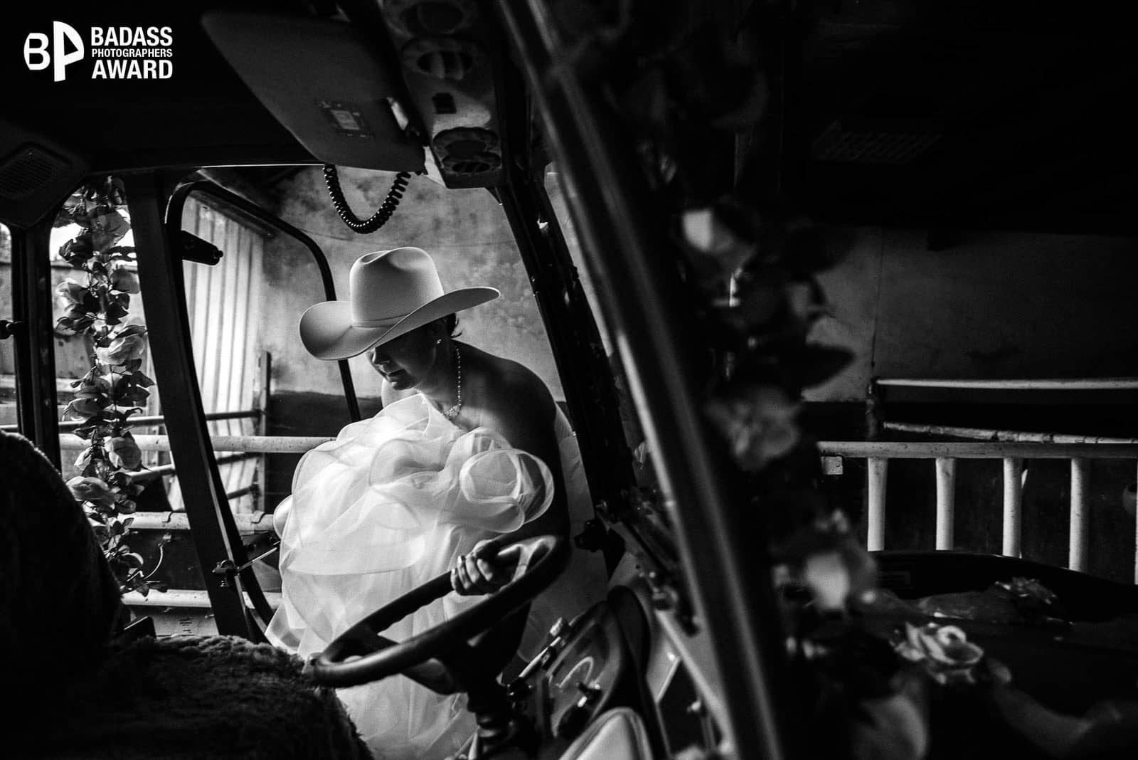 Braut steigt in ihren Traktor auf dem Weg zum Altar. Gewinnerbild Badass Photographer Awards Collection 6 Hochzeitsfotografin Remscheid Sina Frantzen bildsprache