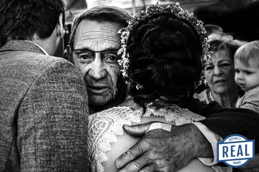 Emotionale Gratulation eines Brautpaares durch den Großvater. . Gewinnerbild PKIR Awards als Hochzeitsfotografin Remscheid
