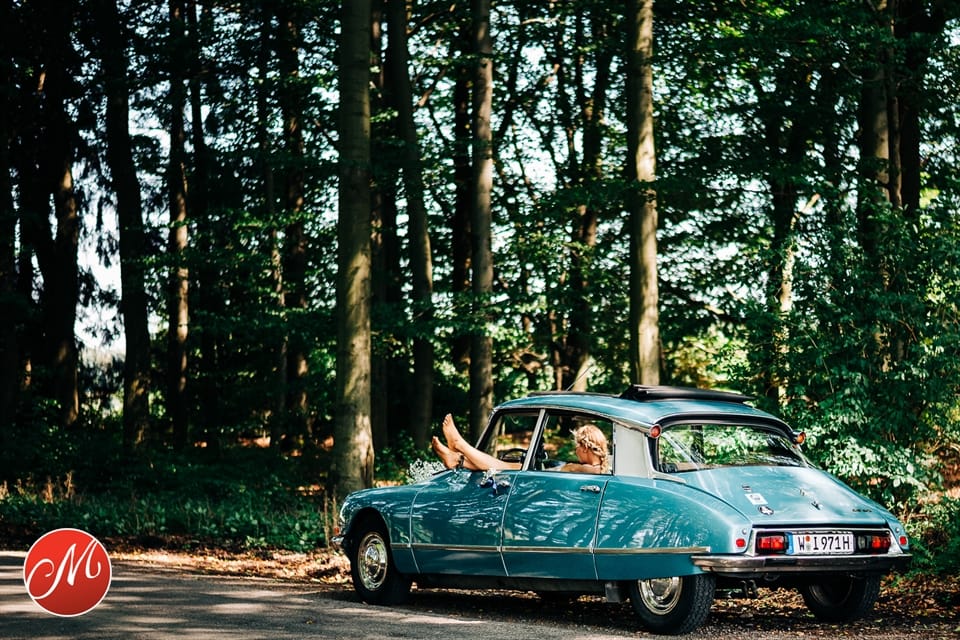 Trauzeugin relaxt im Auto während des Brautpaarshootings. Gewinnerbild Masters Awards als Hochzeitsfotografin Remscheid.